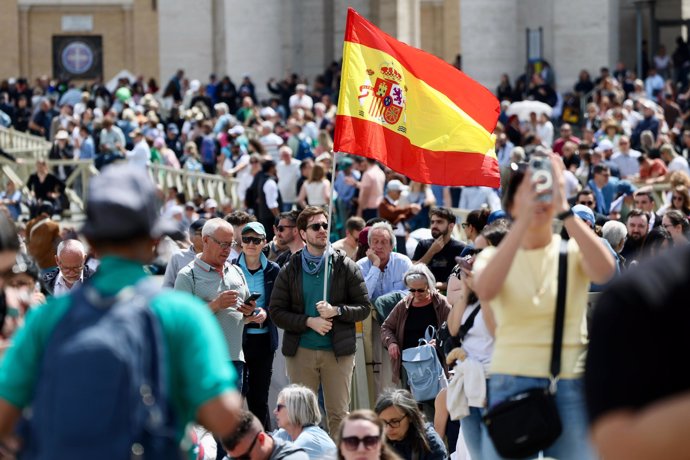Fieles en la Plaza de San Pedro esperando la fumata blanca