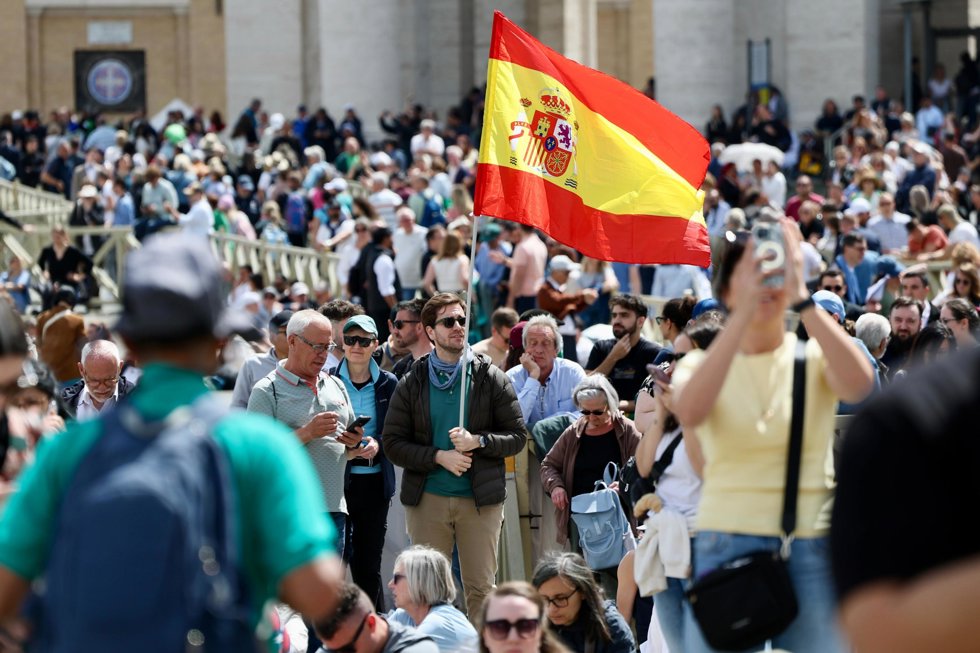 Fieles en la Plaza de San Pedro esperando la fumata blanca