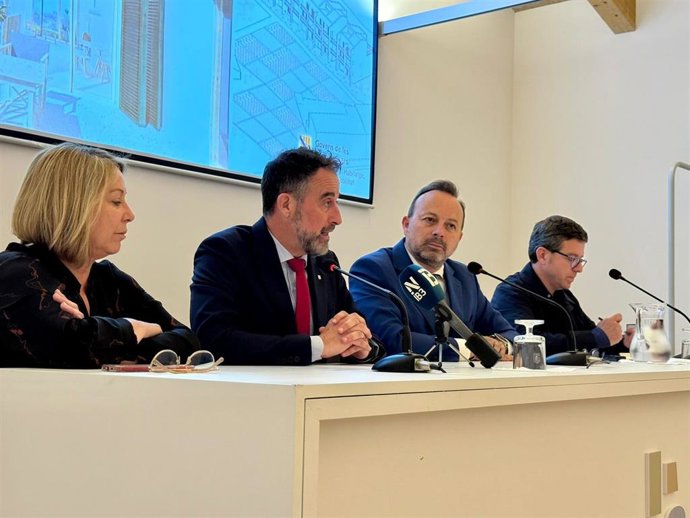 El conseller de Vivienda, Territorio y Movilidad, José Luis Mateo, y el alcalde de Alaior, José Luis Benejam, han presentado este jueves el proyecto técnico de la nueva promoción de 14 viviendas de protección pública que se construirán en Alaior.