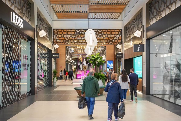 Archivo - El remodelado centro comercial ‘Sevilla Fashion Outlet’. A 31 de octubre de 2023, en Sevilla (Andalucía, España). 