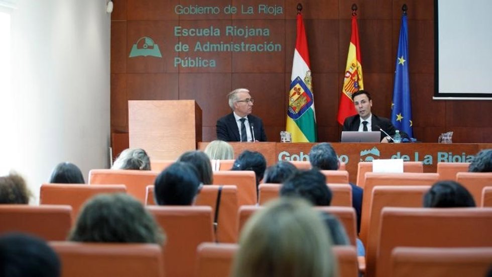 L director general de Fondos y Relaciones con la Unión Europea, Jesús Ángel Garrido, interviene en la jornada 40 años de La Rioja en la UE, en la Escuela Riojana de Administración Pública