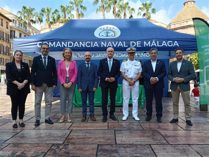 Mesa principal de la AECC en Málaga durante el Día de la Cuestación en la plaza de la Constitución de Málaga capital.