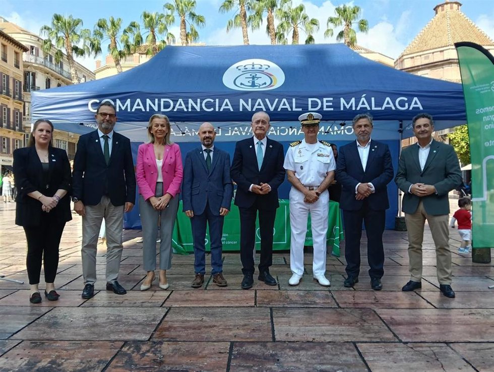 Mesa principal de la AECC en Málaga durante el Día de la Cuestación en la plaza de la Constitución de Málaga capital.