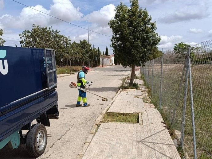 Tareas de desbroce en barrios y pedanías