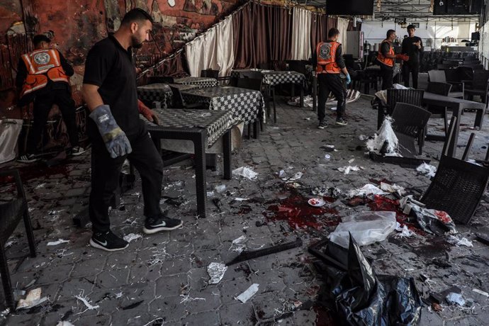 Restaurante en un mercado de la ciudad de Gaza bombardeado por el Ejército israelí