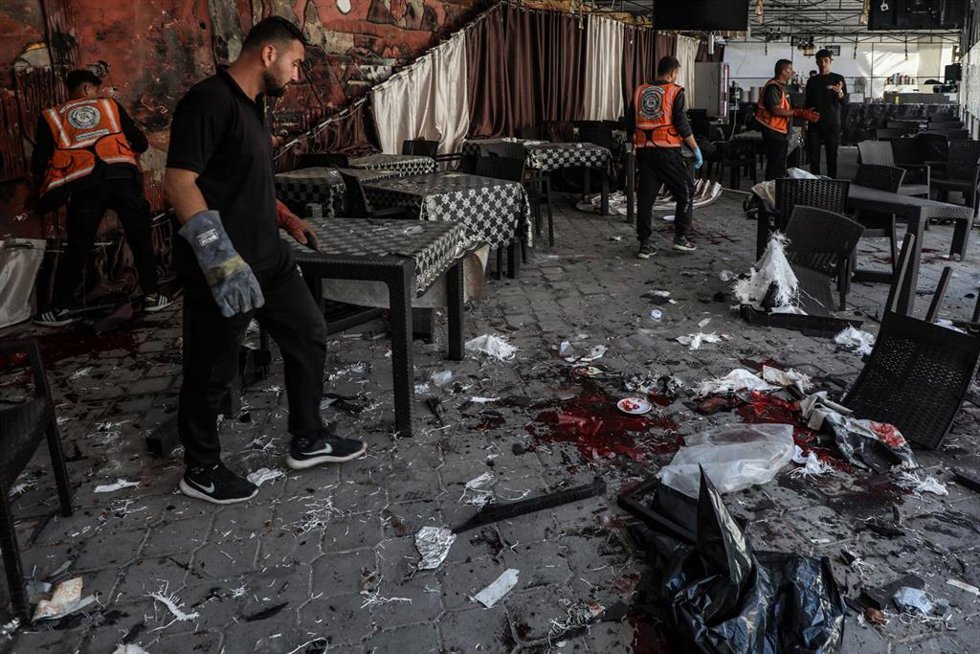 Restaurante en un mercado de la ciudad de Gaza bombardeado por el Ejército israelí