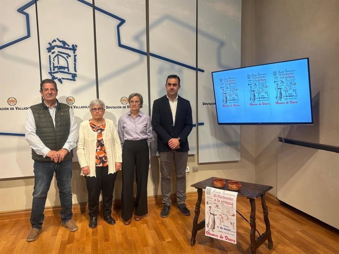 El alcalde de Olivares de Duero, Tomás Andrés Antón, el diputado de Obras, Agricultura, Ganadería y Calidad del Agua, Fernando Esteban, y miembros de la Asociación 'El Olivo' en la presentación de ' El Pucherito a la Antigua'