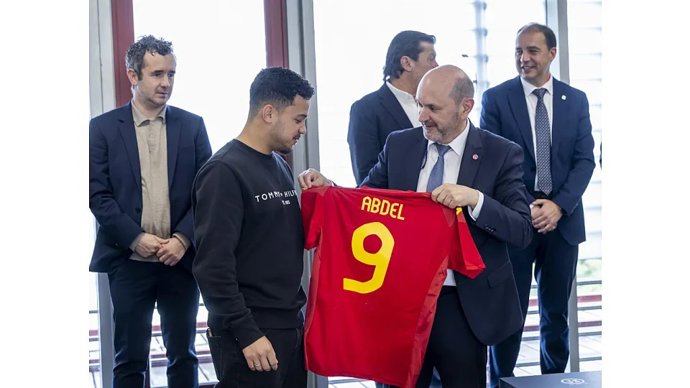 El árbitro Abdessamad Mokhtar El Kharaifi recibiendo la camiseta de la selección española por parte del presidente de la RFEF, Rafael Louzán.
