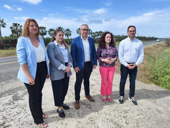 El alcalde de Los Palacios e Inma Nieto en el tramo de la carretera A-362