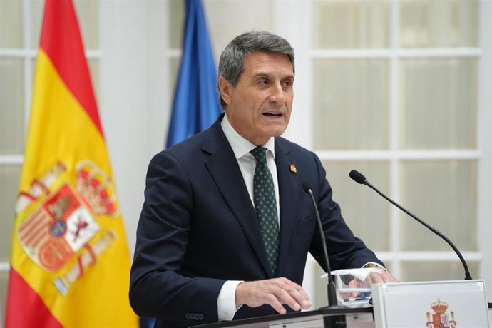 El delegado del Gobierno en Andalucía, Pedro Fernández, en una rueda de prensa. (Foto de archivo).