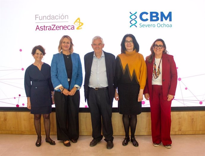 Paola Bovolenta, directora del Centro de Biología Molecular Severo Ochoa y Secretaria del Patronato de la Fundación Severo Ochoa; Marta Moreno, vicepresidenta de la Fundación AstraZeneca y directora de Asuntos Corporativos.