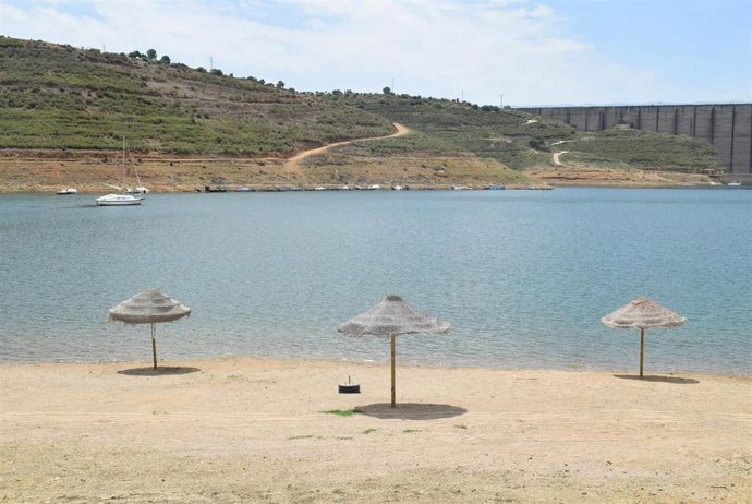 Playa de La Breña en 2024, con Bandera Azul.