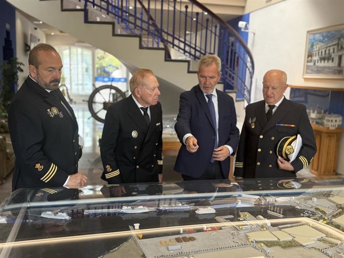 El presidente de la Autoridad Portuaria de Motril, José García Fuentes, con miembros de la la Real Asamblea Española de Capitanes de Yate