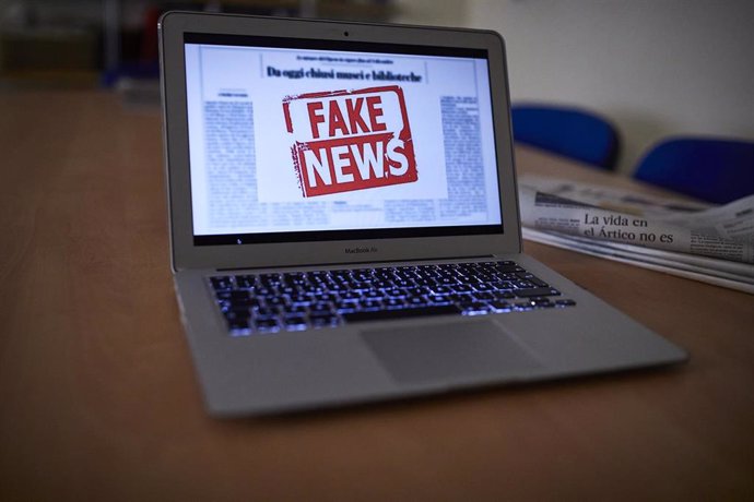 Archivo - Una persona lee en su ordenador portátil una noticia falsa, en Madrid (España), a 5 de noviembre de 2020. El Gobierno ha aprobado un procedimiento de actuación contra las conocidas como 'fake news' mediante el cual monitorizará la información y 