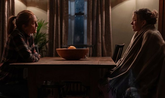 Julianne Moore se pregunta si su hija Sydney Sweeney es una asesina en el tráiler de Echo Valley