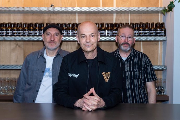 Celtas Cortos posen pa Europa Press, a 6 de mayu de 2025, en Madrid (España). Durante la entrevista, Celtas Cortos presentaron la so nueva xira na que celebren 40 años de trayectoria musical con clásicos como ‘20 de abril’.