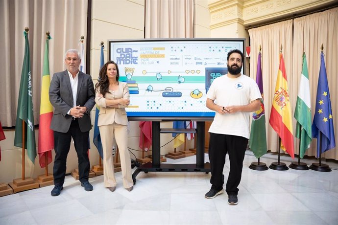 La concejala de Innovación, Digitalización y Captación de Inversiones del Ayuntamiento de Málaga, Alicia Izquierdo, y el director de Guadalindie, Raúl López, han presentado la segunda edición de esta importante cita con los videojuegos indie.