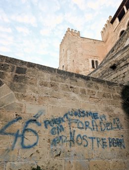 La pintada antiturística en s'Hort del Rei.