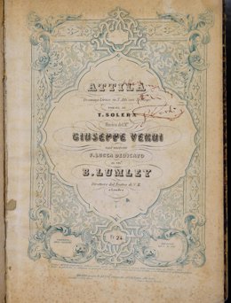 El director del Coro Titular del Teatro Real, José Luis Basso, ha mostrado en la rueda de prensa el libreto original de Verdi.