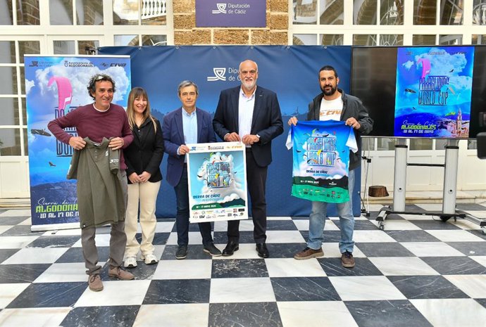 El vicepresidente segundo y responsable del Servicio de Deportes de la Diputación, Javier Vidal, y el alcalde de Algodonales, Ángel Acuña, presentan la Copa del Mundo de Parapente