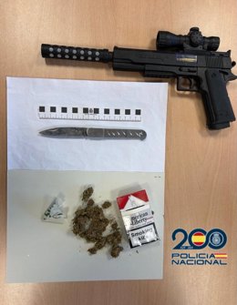 Armas y sustancias incautadas a un conductor en Valladolid.