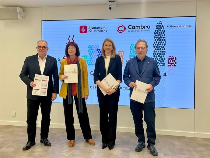 El teniente de alcalde de Barcelona Jordi Valls, la jefa del departamento de Estudios de la Gerencia de Economía del Ayuntamiento, Àngels Santigosa, la directora de Análisis Económico de la Cámara, Carme Poveda, y el presidente, Josep Santacreu