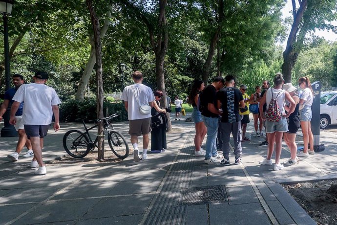 Archivo - Varias personas en el centro de la ciudad, a 10 de agosto de 2024, en Madrid (España). La Comunidad de Madrid ha aumentado en 23.198 habitantes su población. 