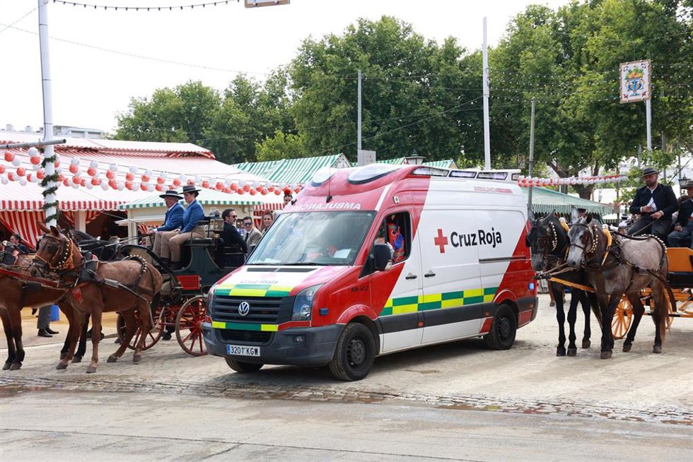 Una ambulancia circula por una de las calles del real