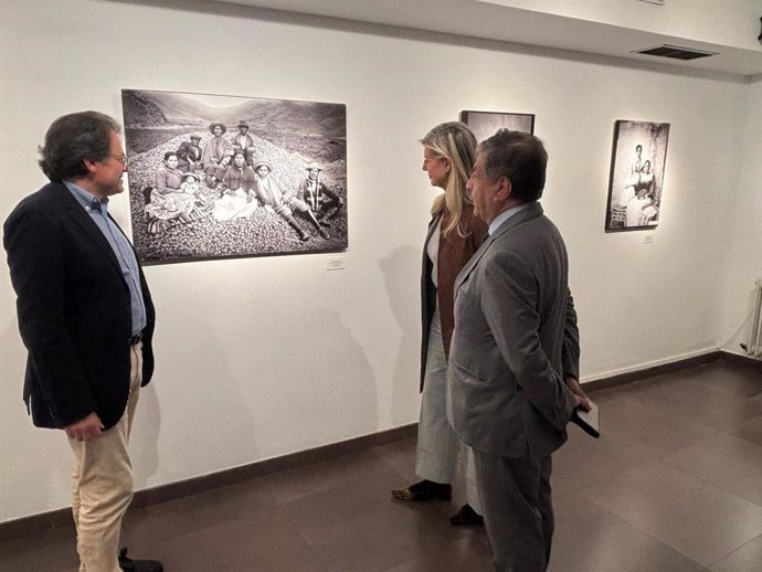La concejala de Educación y Cultura, Irene Carvajal, el cónsul honorario de Perú en Castilla y León, José Carlos Palomino, y el director de la Feria del Libro, Pedro Ojeda, en la presentación de la muestra fotográfica  'Memoria del Perú'