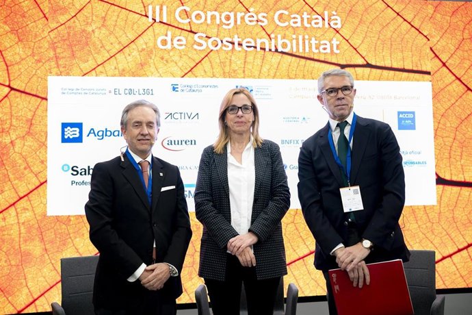 El decano del Cec, Carlos Puig de Travy; la rectora de la UOC Àngels Fitó, y el presidente del Col·legi de Censors Jurats de Comptes de Catalunya, Joan Vall.