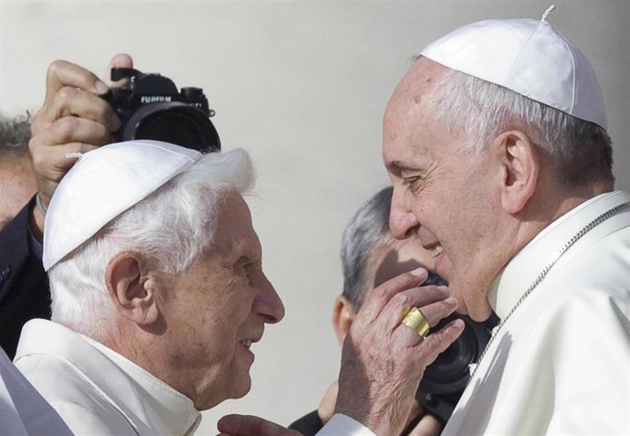 Archivo - El Papa Francisco y el papa emérito Benedicto XVI en enero de 2020