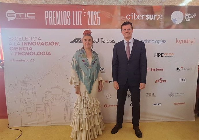 Antonio Muñoz Quirós, vicepresidente de Inpro, junto a una de las impulsoras de los Premios Luz