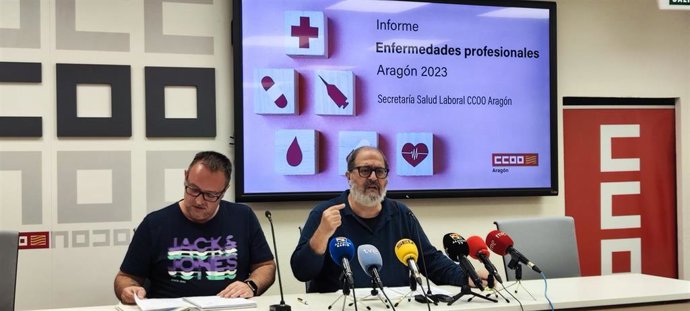 El secretario salud laboral de CCOO Aragón, Luis Clarimón, y el técnico en prevención de riesgos laborales  David Chico durante la rueda de prensa de este jueves en la que han presentado el Informe de Enfermedades Profesionales Aragón 2023.