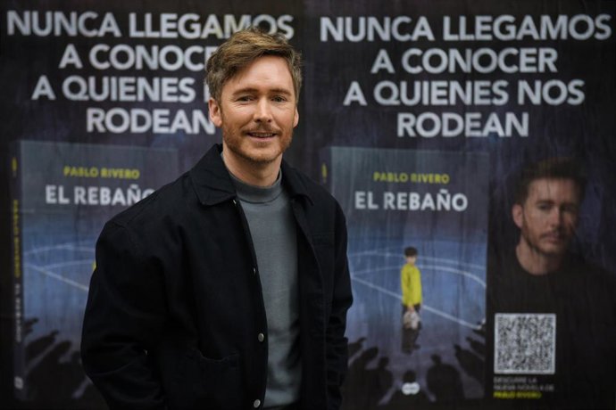 Archivo - El actor Pablo Rivero posa para Europa Press junto a los carteles de la promoción de su última novela, ‘El rebaño’.