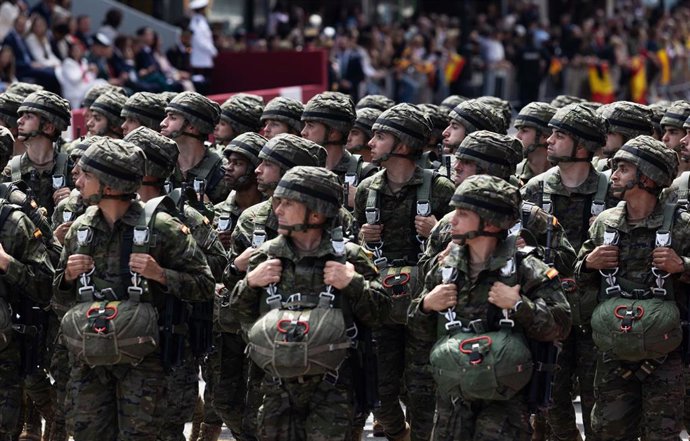 Archivo - Varios militares desfilan con motivo del día de las fuerzas armadas en 2024