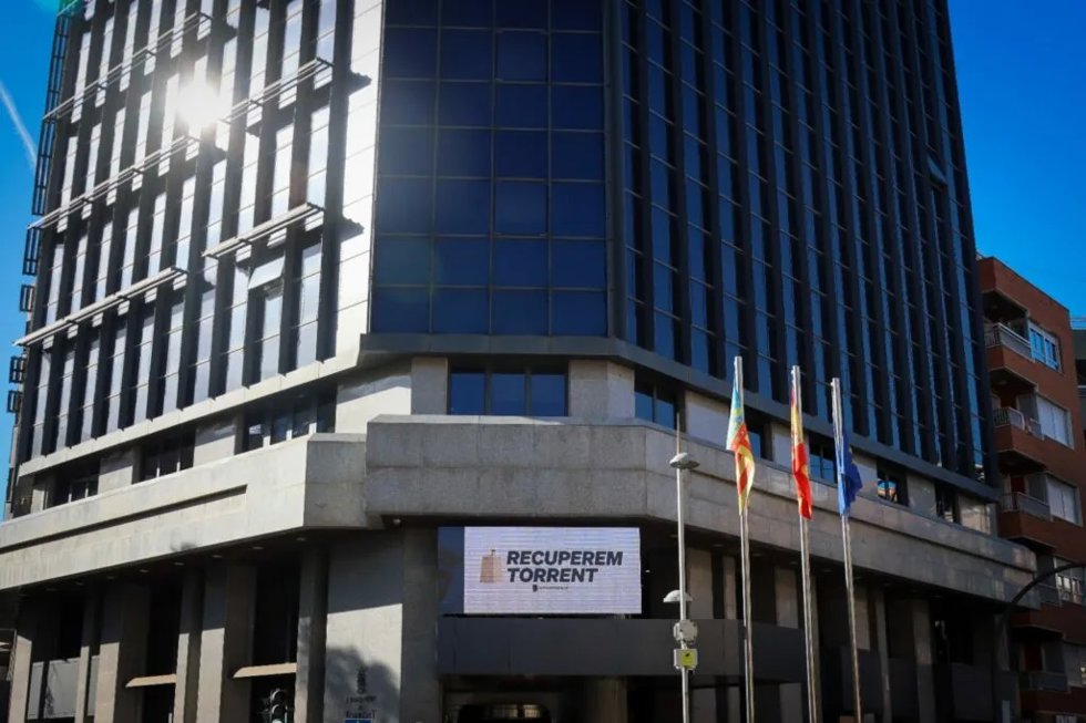 Archivo - Fachada del Ayuntamiento de Torrent (Valencia)