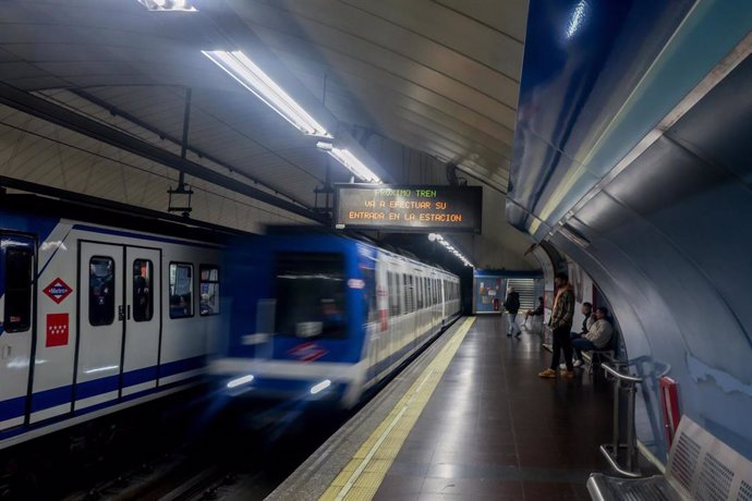 Archivo - Un tren entrando en la estación de Metro, a 25 de febrero de 2024, en Madrid (España).