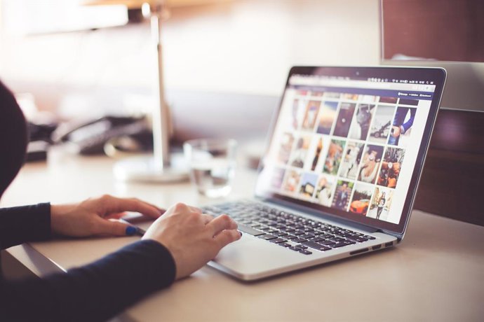 Archivo - Arxiu - Ordinador portàtil navegant en Internet.