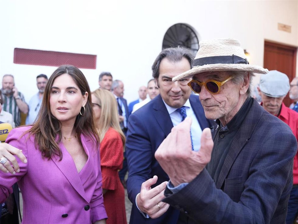 El actor de Hollywood, Jeremy Irons, en la Real Maestranza de Sevilla, junto a Lourdes Montes