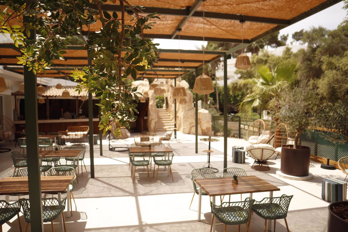 Fusión balear-latina en Natura Olea, el nuevo restaurante con vistas a Cala Ferrera