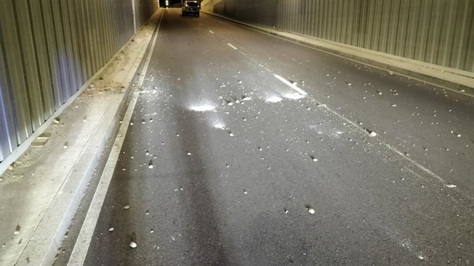 Piedras en la calzada del túnel de Panaderos de Valladolid que tiraban los menores