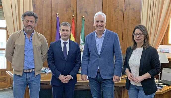El alcalde de Jaén, Julio Millán, y la concejala de Urbanismo, África Colomo, con miembros del grupo inversor