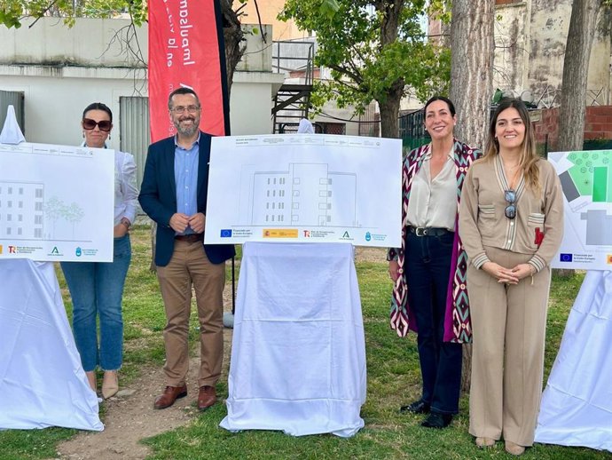 La consejera de Inclusión Social, Juventud, Familias e Igualdad, Loles López, junto al alcalde de La Línea, Juan Franco, en la presentación de un nuevo centro de atención a personas sin hogar