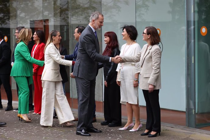 El Rey Felipe VI; la presidenta de Extremadura, María Guardiola, y la ministra de Educación, FP y Deportes, Pilar Alegría, saludan a su llegada al acto de proclamación del premio princesa de Girona 'Investigación 2025' en la cuarta etapa del Tour del Tale