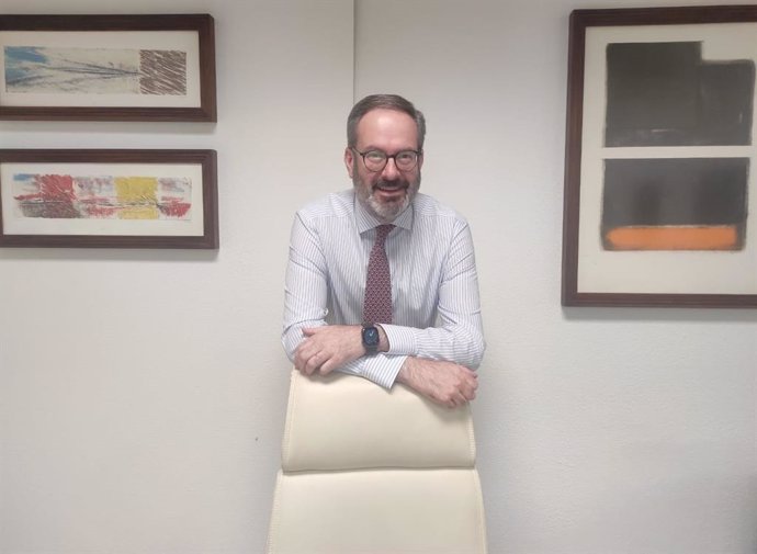 Archivo - El delegado del Gobierno andaluz en Córdoba, Adolfo Molina, en su despacho.