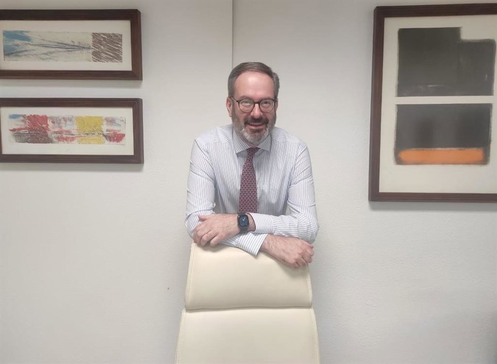 Archivo - El delegado del Gobierno andaluz en Córdoba, Adolfo Molina, en su despacho.