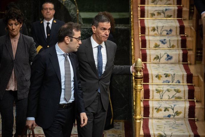 El ministro de Economía, Carlos Cuerpo (i) y el presidente del Gobierno, Pedro Sánchez (d), llegan al pleno del Congreso de los Diputados, donde se ha debatido la convalidación del decreto de medidas ante la amenaza arancelaria.