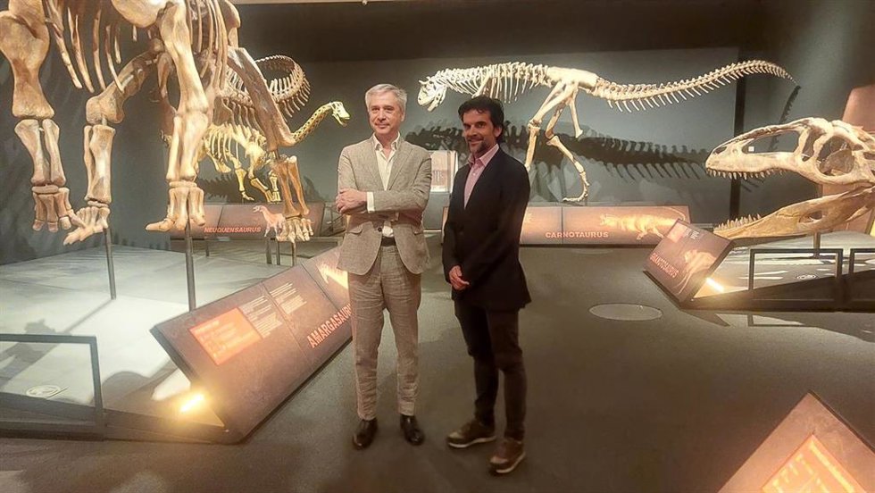 El director de CaixaForum Zaragoza, Ricardo Alfós, y el responsable de Exposiciones y Actividades de Ciencia de la Fundación 'la Caixa', Javier Hidalgo.