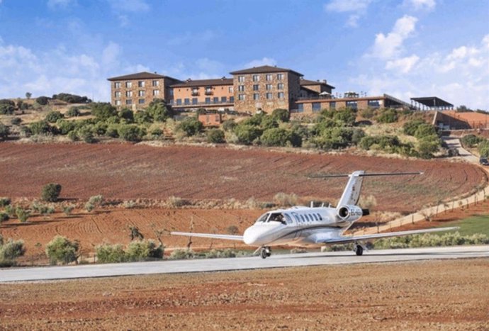 ¿Hotel De Cinco Estrellas Con Aeródromo Propio? Existe, Y Está En La Mancha