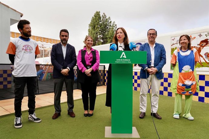 La delegada ha visitado la Escuela Infantil El Rinconcito de Atalaya, con al delegado de Desarrollo Educativo, Miguel Briones; la edil de Educación de Málaga, María de la Paz Flores; el edil del distrito, Jacobo Florido; y la directora del centro